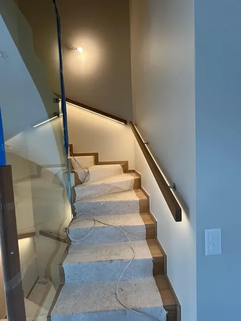 Escalier en bois avec garde-corps en verre