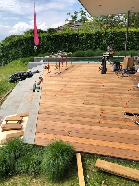 Terrasse en bois au bord d’une piscine