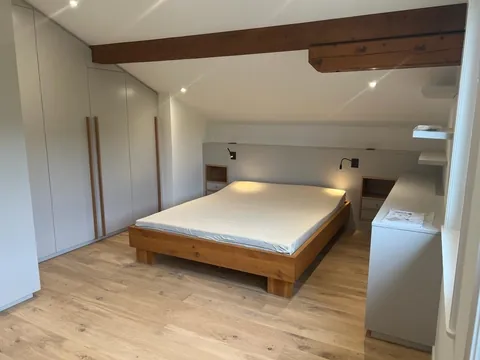 Chambre avec armoires intégrées sur-mesure