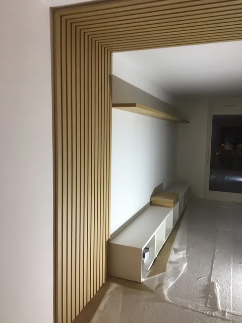 Niche murale en lattes de bois avec banc