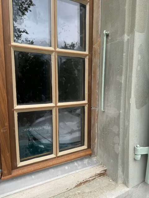 Fenêtre en bois à petits carreaux